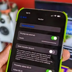 Ustawienia Wi-Fi na iPhonie: gdzie jest wlan w telefonie? Widok ekranu z opcjami sieci, hasłem i trybem niskiego transferu danych.