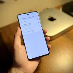 Ustawienia telefonu Samsung pokazują, gdzie jest hotspot mobilny. Można udostępniać połączenie przez Bluetooth lub USB.