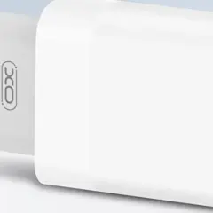 Biała ładowarka sieciowa z dwoma portami: USB-C PD 3.0 i USB-A QC 3.0. Idealna, by szybko naładować urządzenia.