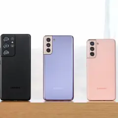 Trzy telefony Samsung S21 w różnych kolorach: czarnym, fioletowym i różowym. Zwróć uwagę na ich smukłe samsung s21 wymiary.