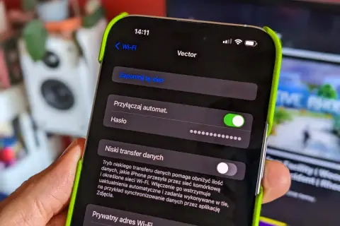 Ustawienia Wi-Fi na iPhonie: gdzie jest wlan w telefonie? Widok ekranu z opcjami sieci, hasłem i trybem niskiego transferu danych.