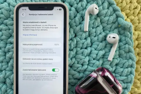 Jak sprawdzić kondycję baterii iPhone'a? Na ekranie widać informacje o maksymalnej pojemności baterii i zoptymalizowanym ładowaniu.