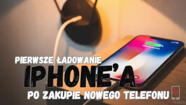 Ile powinno trwać pierwsze ładowanie telefonu iPhone po zakupie? Na zdjęciu widać nowy iPhone podłączony do ładowarki.