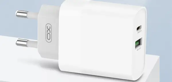 Biała ładowarka sieciowa z dwoma portami: USB-C PD 3.0 i USB-A QC 3.0. Idealna, by szybko naładować urządzenia.