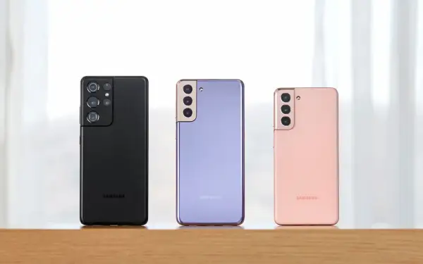Trzy telefony Samsung S21 w różnych kolorach: czarnym, fioletowym i różowym. Zwróć uwagę na ich smukłe samsung s21 wymiary.